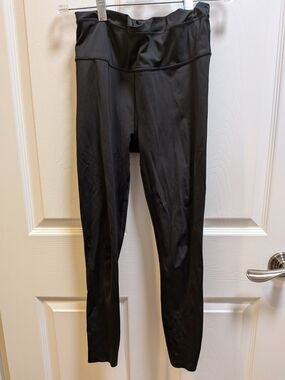 Athleta Black Accelerate 7/8 Tights Size Small Back Pocket